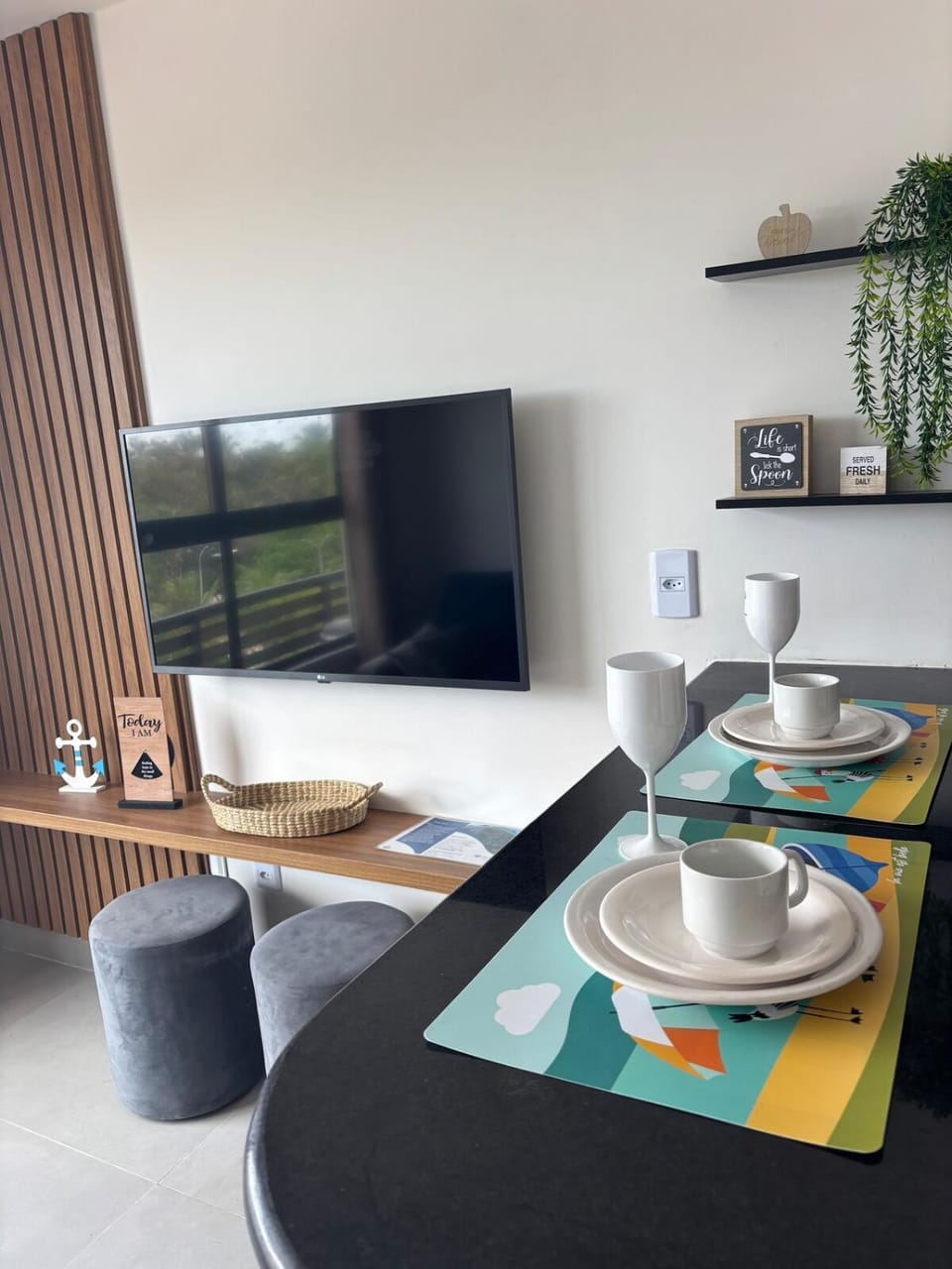 TV and multimedia, Living room, Seating area, Dining area