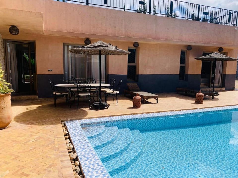 Patio, Swimming pool, sunbed