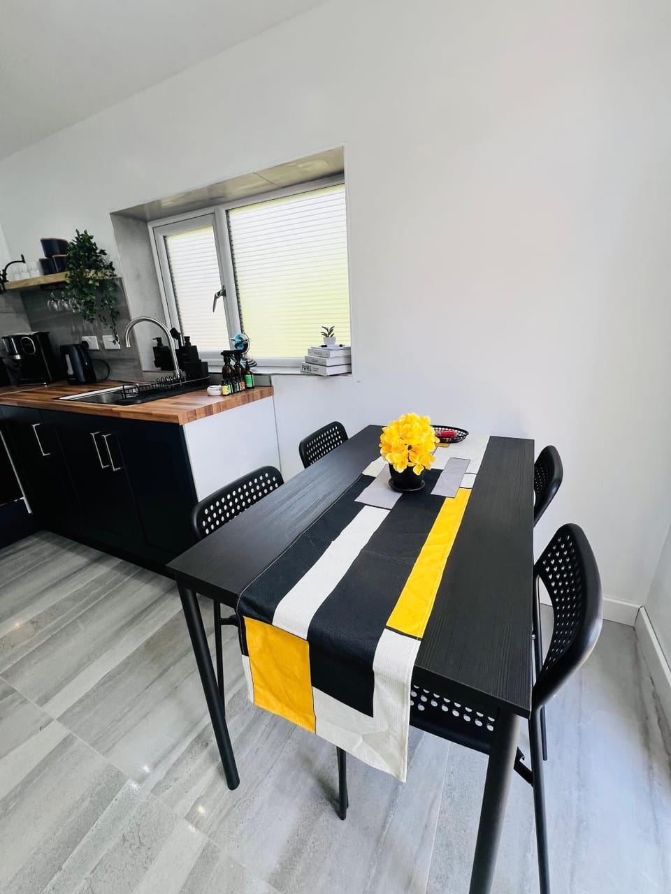 Kitchen or kitchenette, Dining area