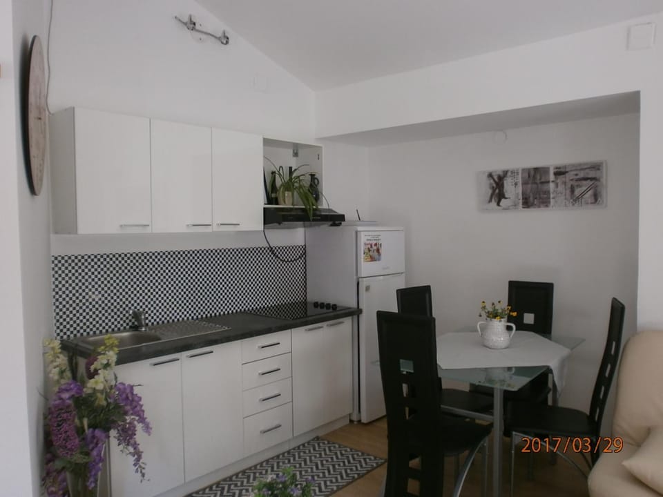 Kitchen or kitchenette, Dining area