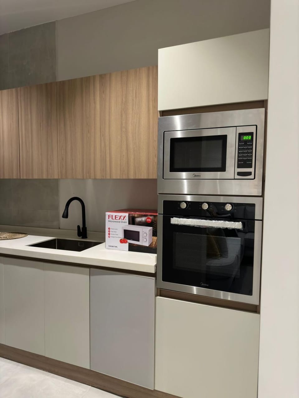 Coffee/tea facilities, Kitchen or kitchenette, minibar, stove