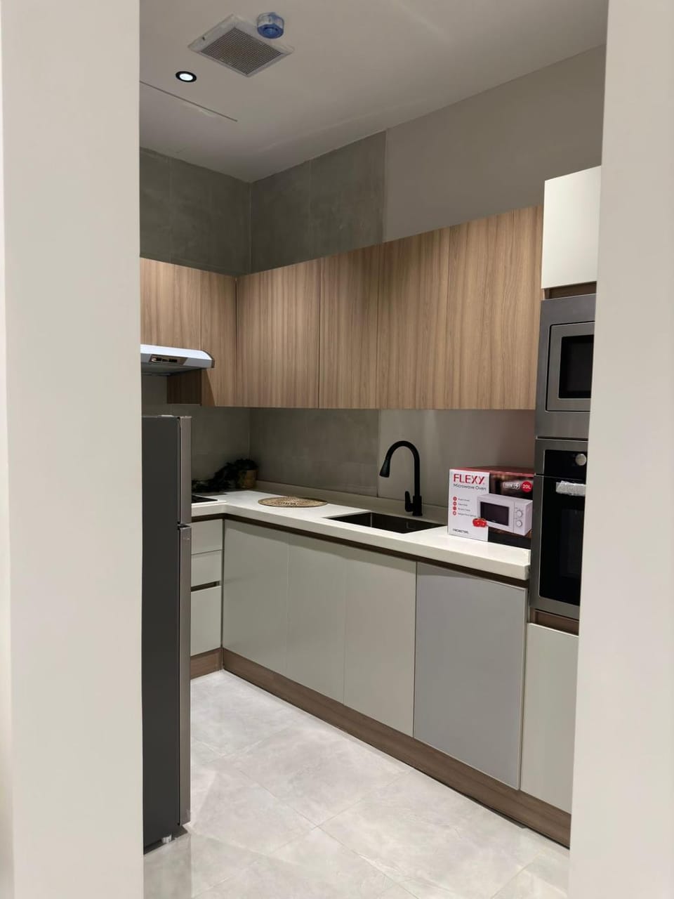 Kitchen or kitchenette, minibar, oven, stove