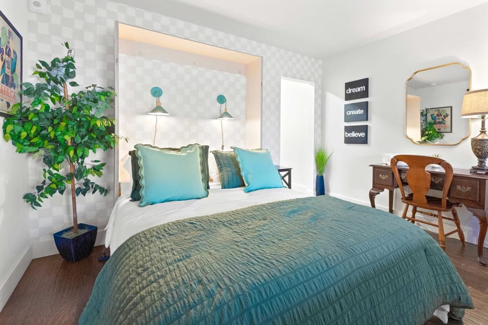 Bed, Photo of the whole room, Seating area, Bedroom