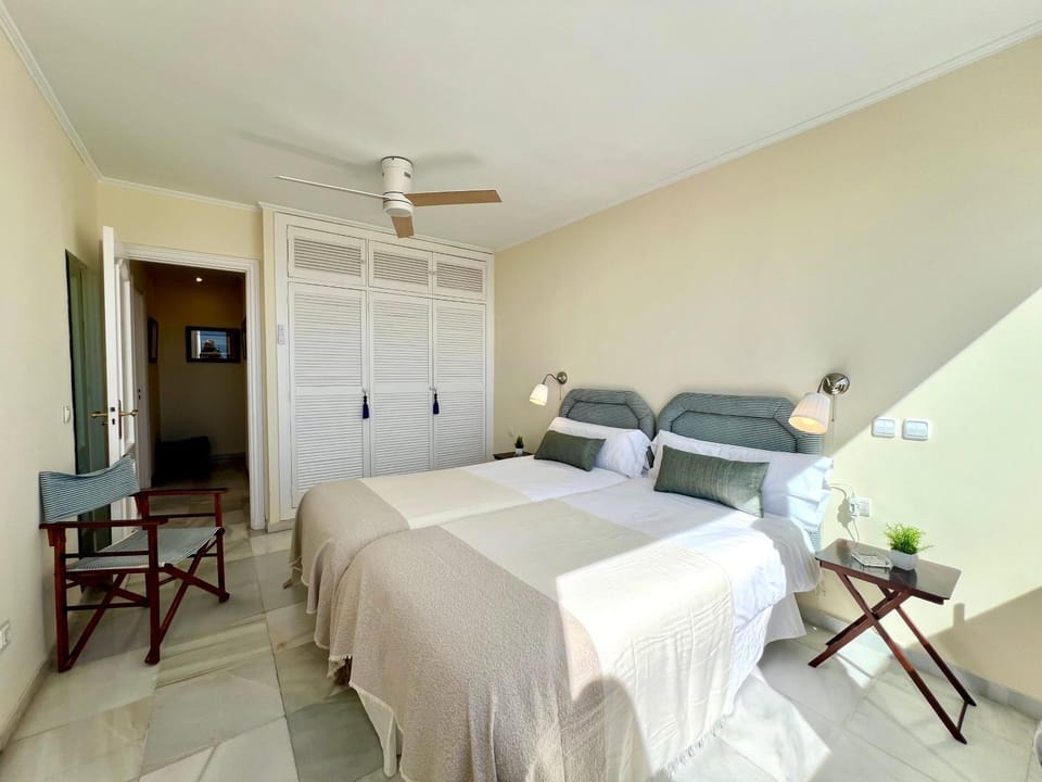 Bed, Photo of the whole room, Bedroom, air conditioner