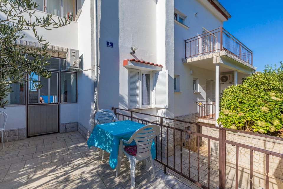 Facade/entrance, Balcony/Terrace
