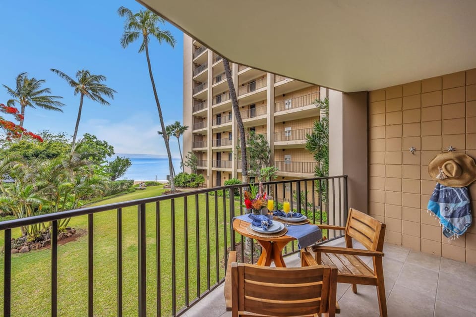 Luxe Beachfront Escape: Ocean Views AC & Premium Amenities House in Napili-Honokowai