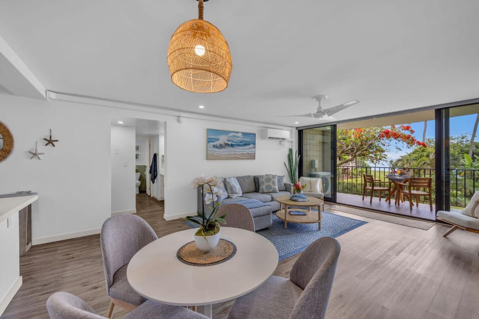 Luxe Beachfront Escape: Ocean Views AC & Premium Amenities House in Napili-Honokowai