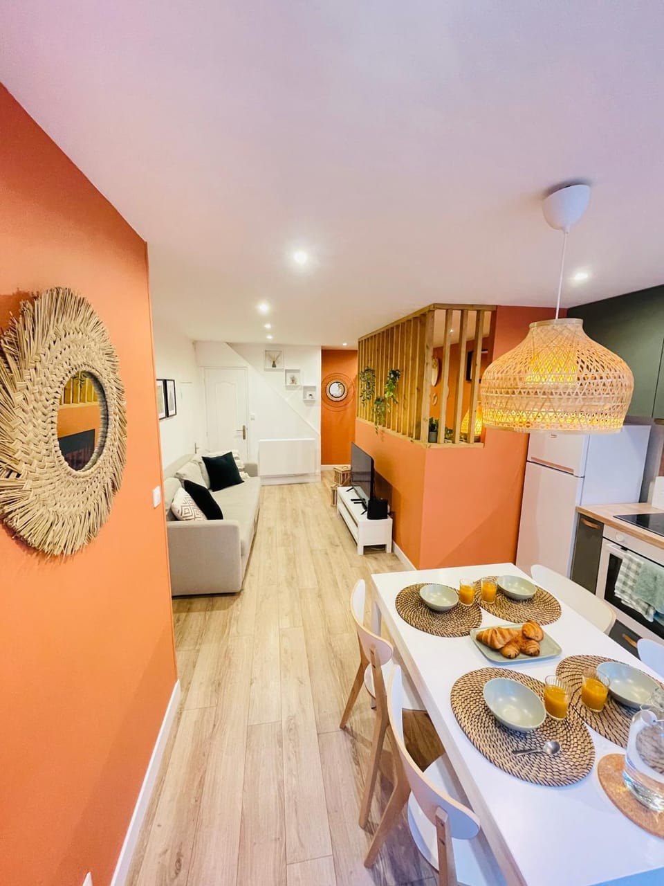 Living room, Seating area, Dining area, toaster