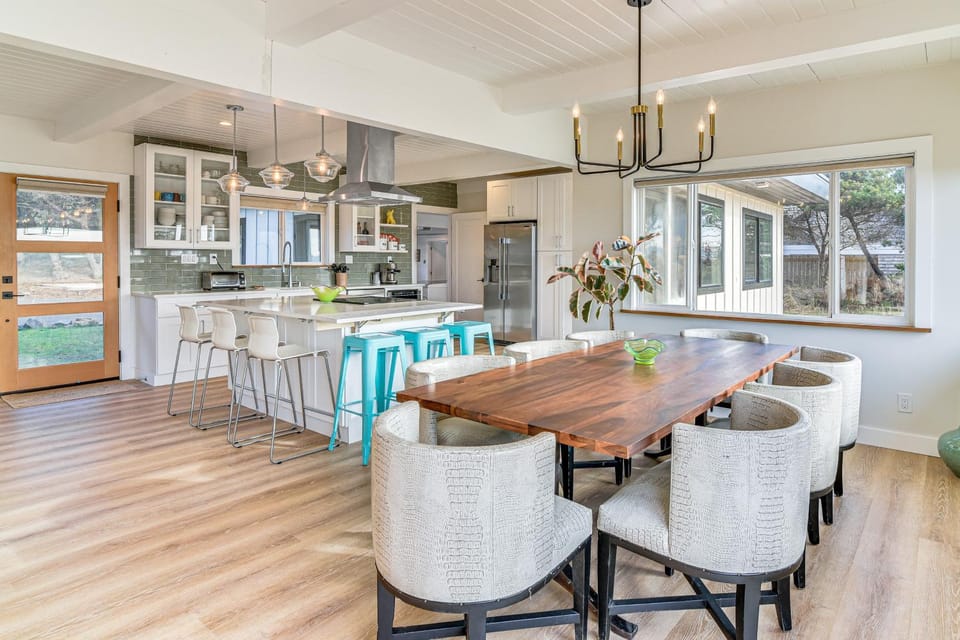 3-Acre Oceanfront Home: Game Room & Fire Pit! House in Washington