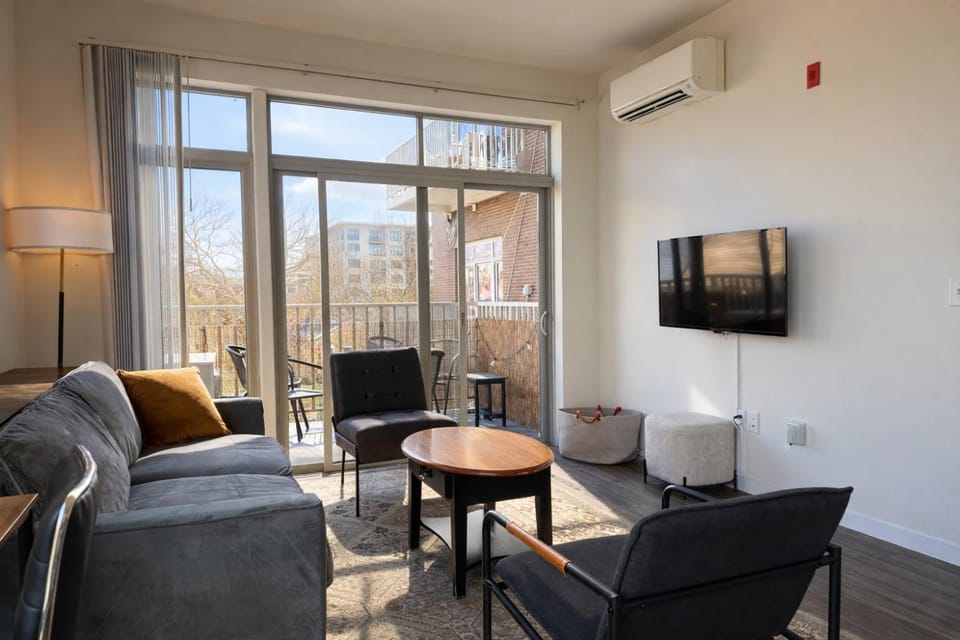 Brady St Oasis - Walkable & Quiet Neighborhood + Private Balcony - Sleeps 5 Apartment in Milwaukee