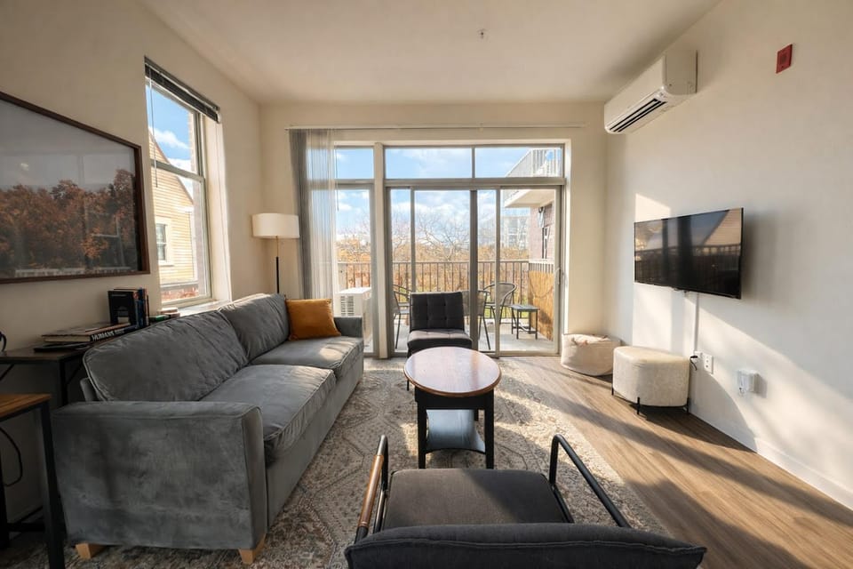 Brady St Oasis - Walkable & Quiet Neighborhood + Private Balcony - Sleeps 5 Apartment in Milwaukee