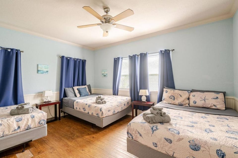 Central 2BR 2BA Easy Beach Access Sleeps 10 House in Bolivar Peninsula