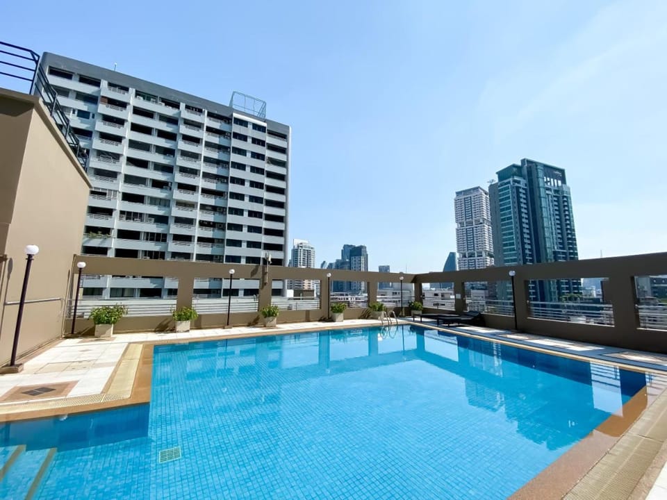 Upscale Expansive 2BR - Ultra Fast Wifi - Phrom Phong Apartment in Bangkok