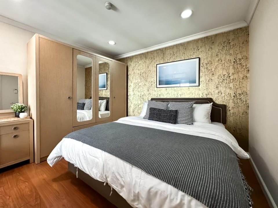 Upscale Expansive 2BR - Ultra Fast Wifi - Phrom Phong Apartment in Bangkok