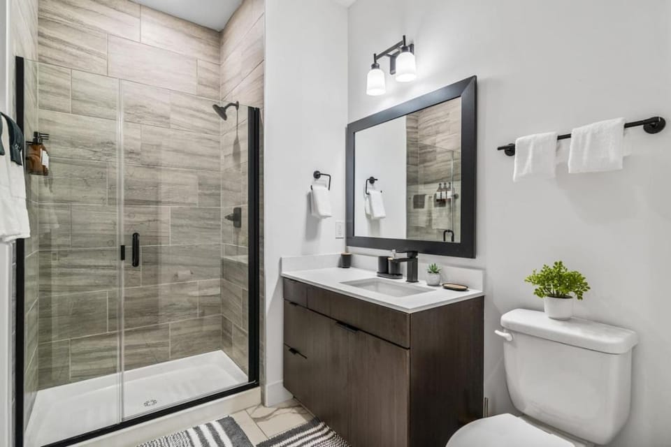 Shower, Toilet, Bathroom, towels