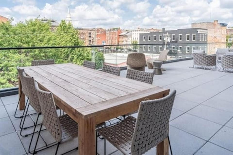OTR King Bed Free Parking Gym Top Floor Club Room Apartment in Over The Rhine
