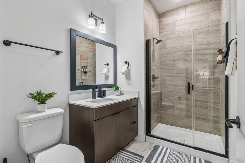 Shower, Toilet, Bathroom, towels