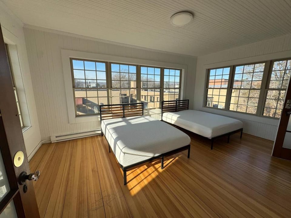 Warm and Cozy 4Bd 2Bath House in Connecticut