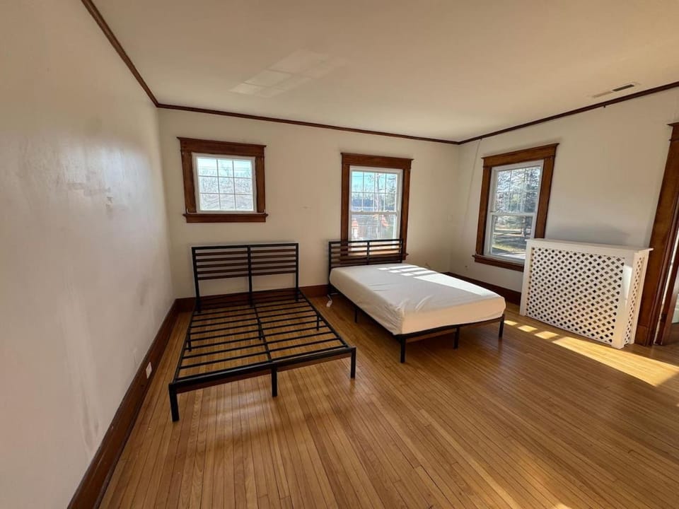 Warm and Cozy 4Bd 2Bath House in Connecticut