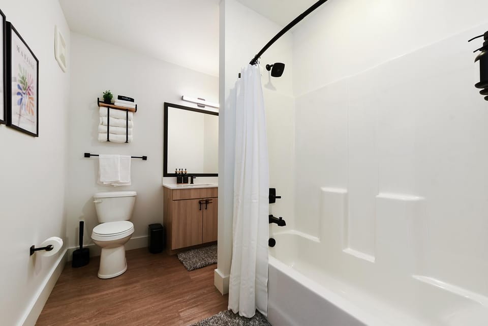 Shower, Toilet, Bathroom, Bath, towels