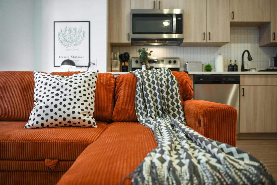 LUX Studio King Bed Free Parking PITT CMU Apartment in East Liberty
