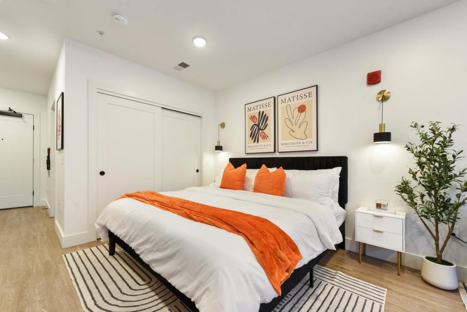 LUX Studio King Bed Free Parking PITT CMU Apartment in East Liberty