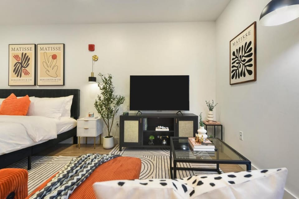 LUX Studio King Bed Free Parking PITT CMU Apartment in East Liberty