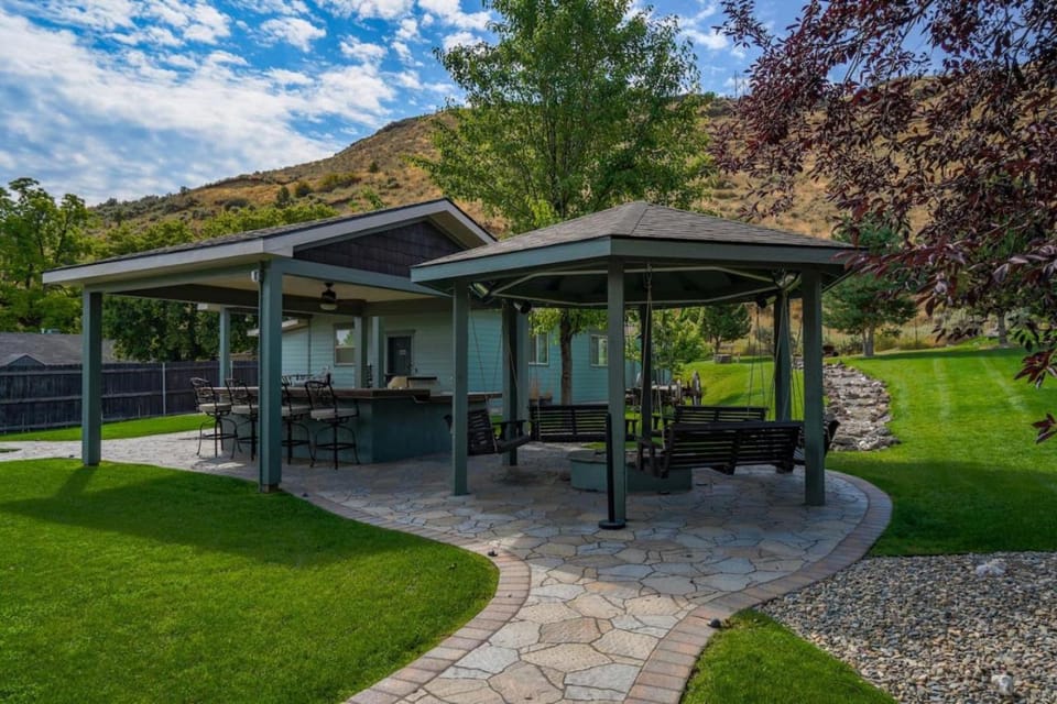 Entire Wunder Mine Estate Sleeps 20 Hot Tub Outdoor Kitchen Firepit House in Baker City