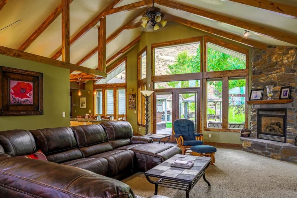 Entire Wunder Mine Estate Sleeps 20 Hot Tub Outdoor Kitchen Firepit House in Baker City