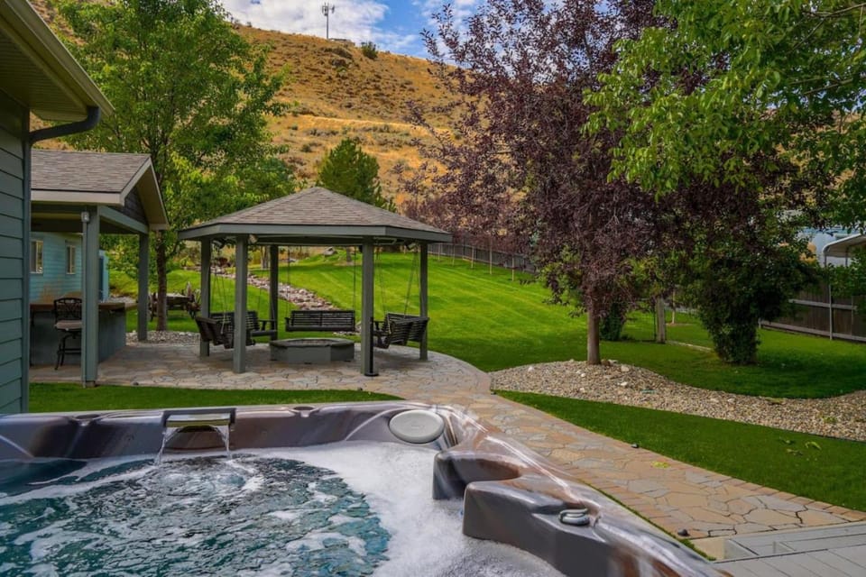 Entire Wunder Mine Estate Sleeps 20 Hot Tub Outdoor Kitchen Firepit House in Baker City