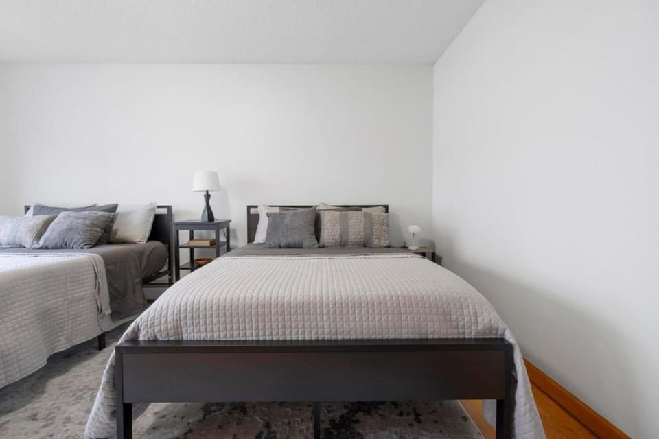 40 Spacious Sleek Cozy House in Middletown