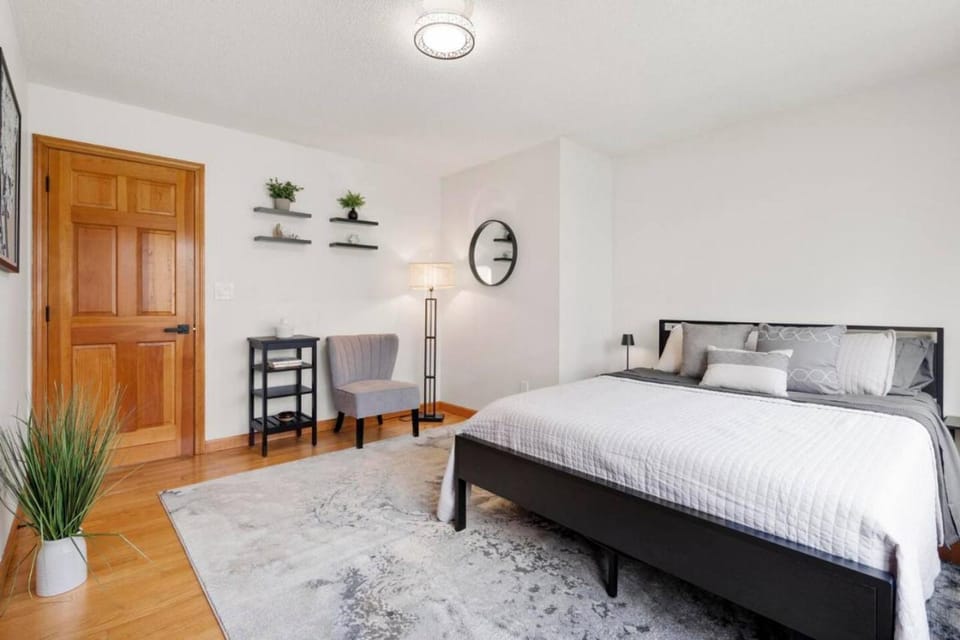 40 Spacious Sleek Cozy House in Middletown