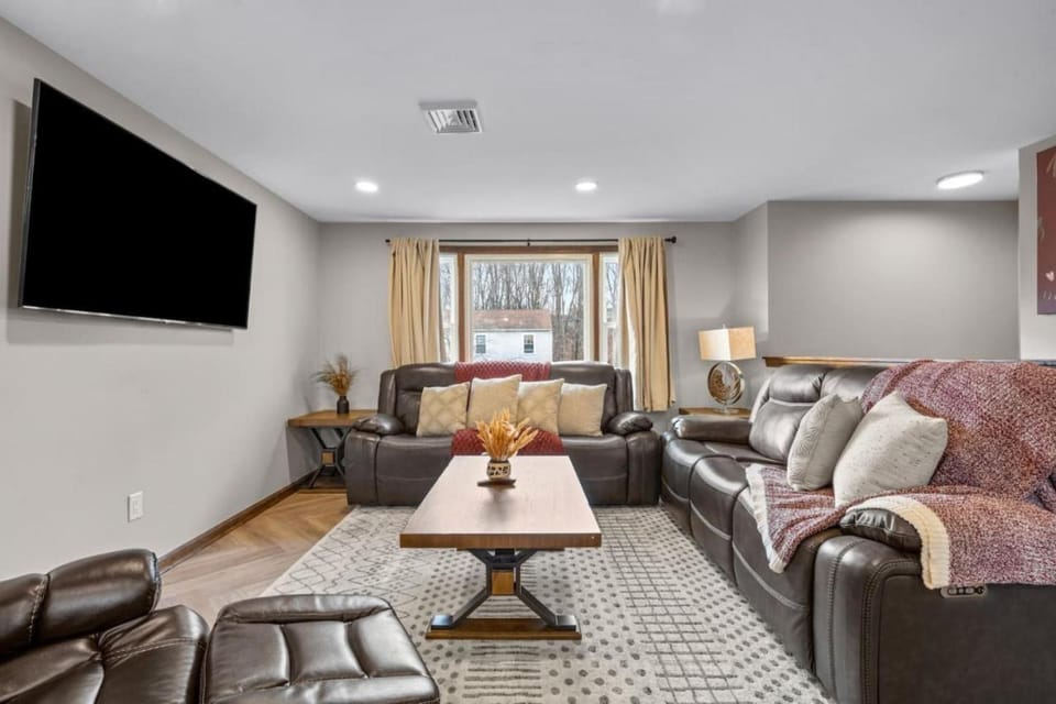 29 - Modern 5 Bedroom 2 Bath House in Middletown