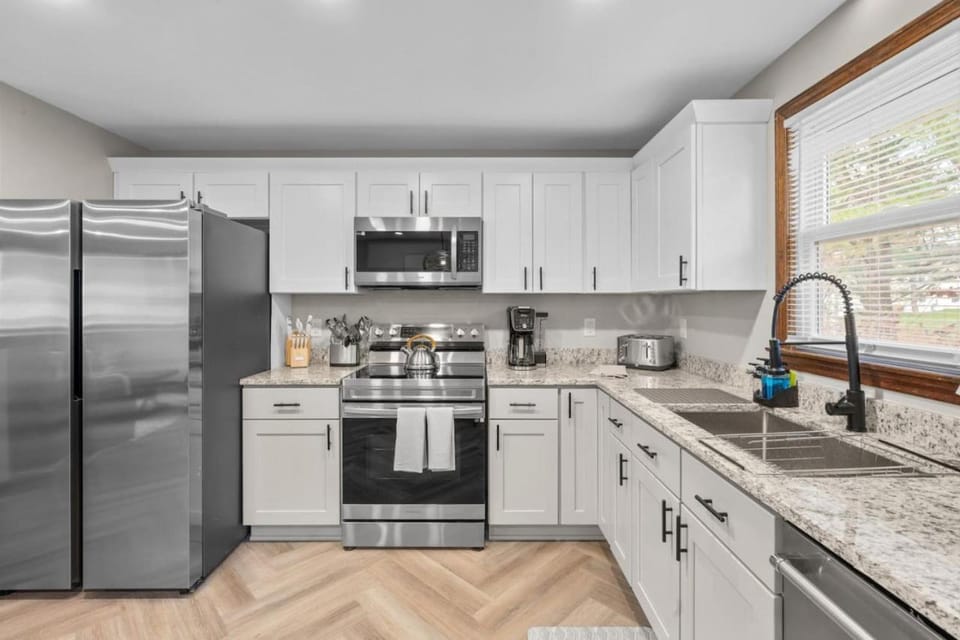 29 - Modern 5 Bedroom 2 Bath House in Middletown