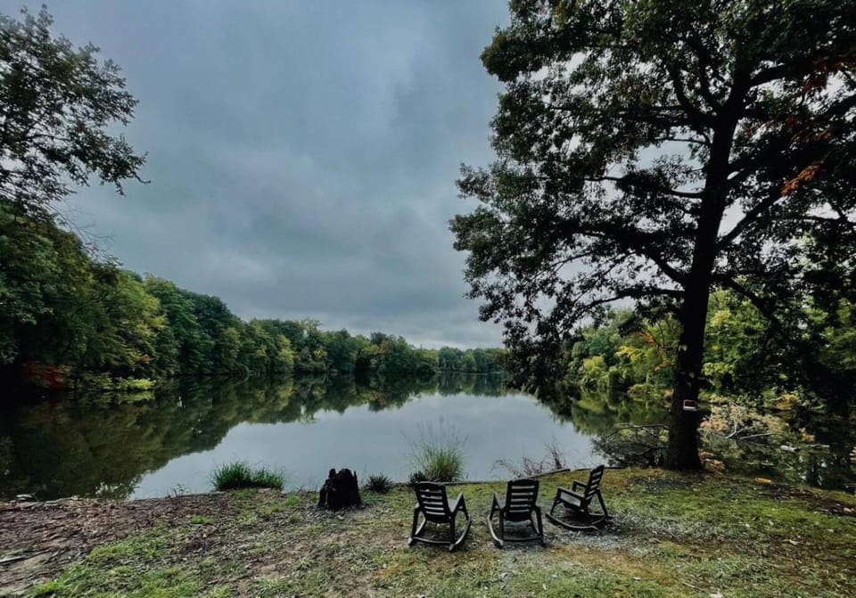 24 Serenity A Lakefront Cottage Retreat House in Middletown