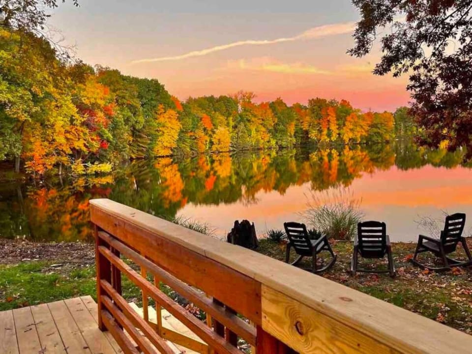 24 Serenity A Lakefront Cottage Retreat House in Middletown