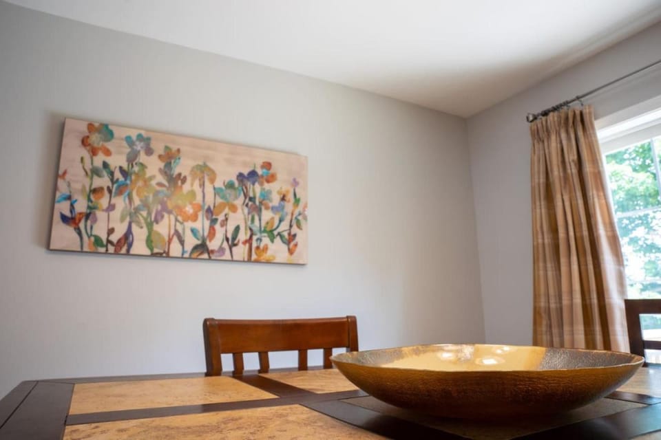 3 FRESHLY REDONE NEWLY FURNISHED A MUST SEE Apartment in Connecticut