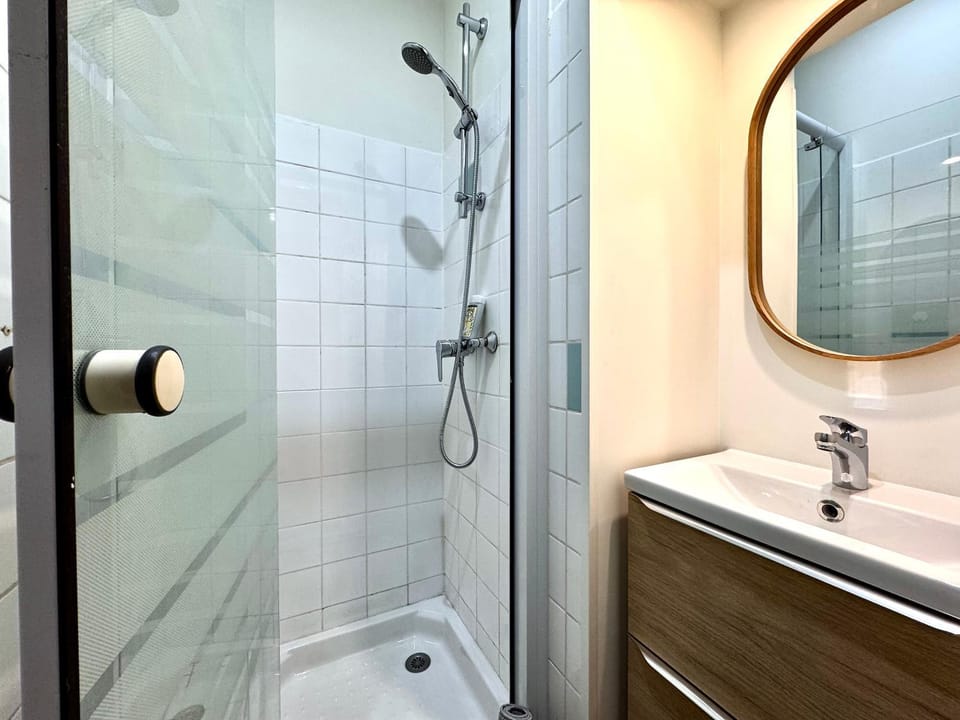 Shower, towels