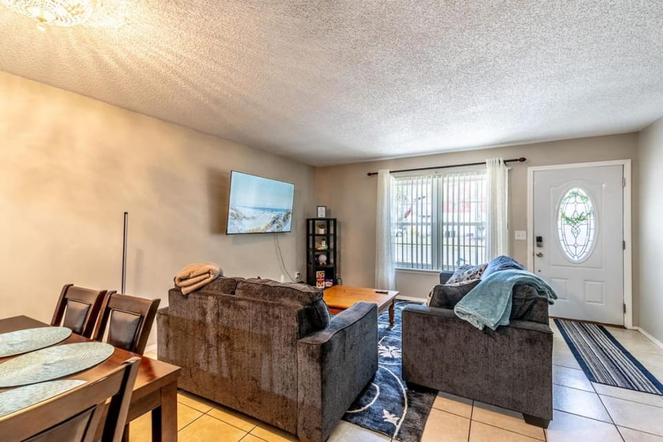 Spacious 3 BR Near NAS Jax l BBQ WiFi DirecTV House in Jacksonville
