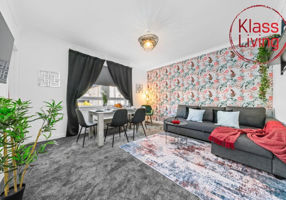TV and multimedia, Living room, Decorative detail, Seating area, Dining area, Guests, group of guests, Family