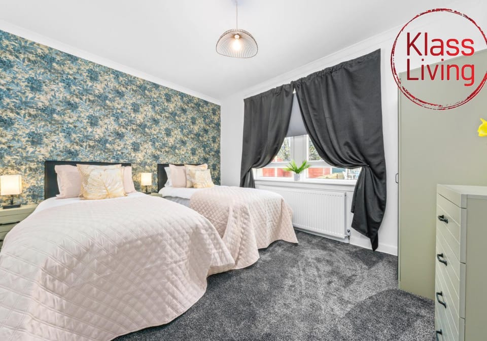 Bed, Decorative detail, Bedroom, Guests, group of guests, cot, Family