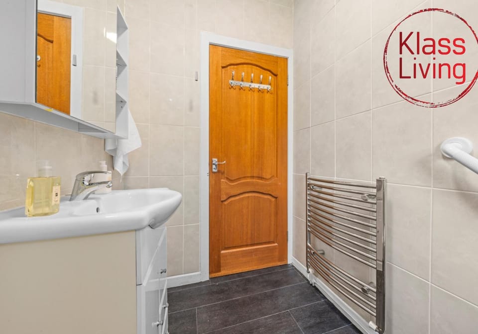 Shower, Toilet, Bathroom, Decorative detail, Guests, group of guests, Family
