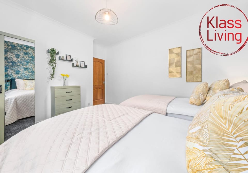 Bed, Decorative detail, Bedroom, Guests, group of guests, cot, Family
