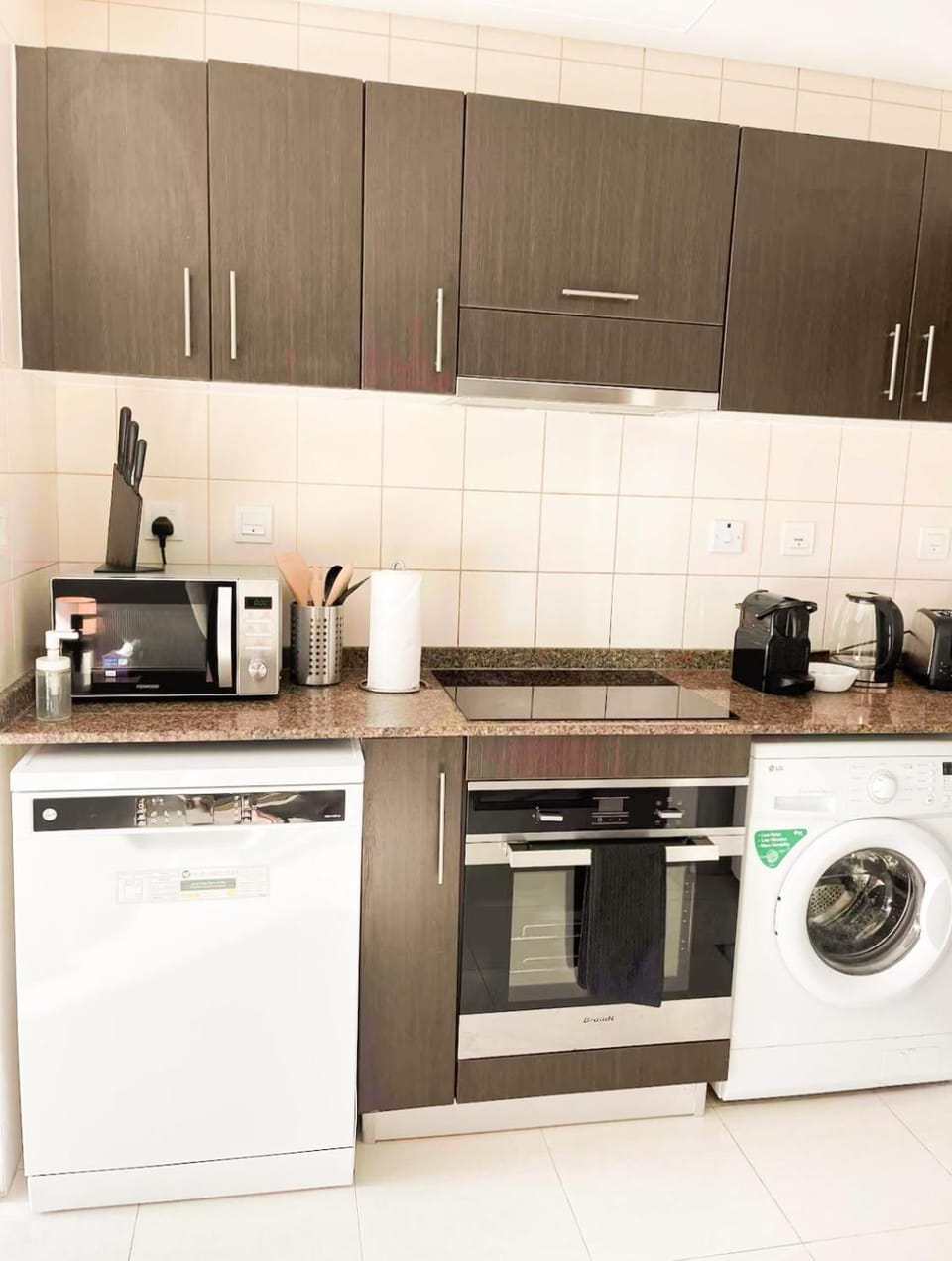 Coffee/tea facilities, Kitchen or kitchenette, stove, washing machine
