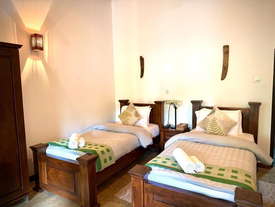 Bed, Photo of the whole room, Bedroom, towels, air conditioner