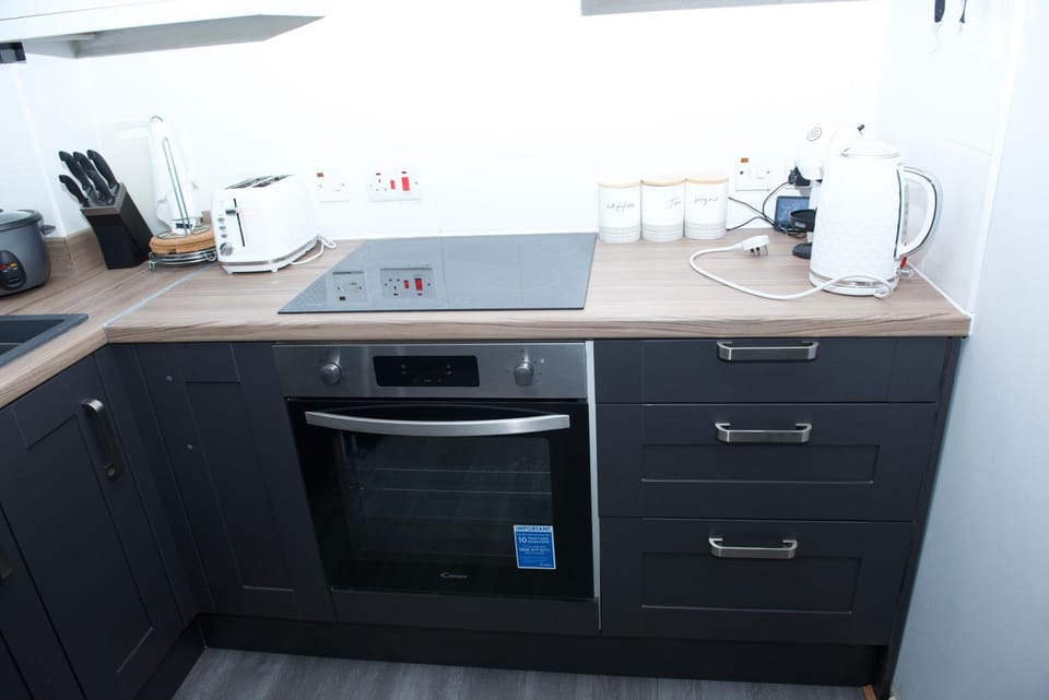 Kitchen or kitchenette, minibar, oven, stove