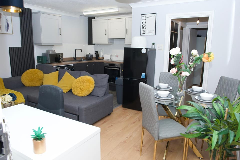 Kitchen or kitchenette, Seating area, Dining area, oven