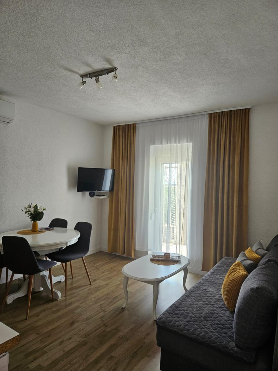 Communal lounge/ TV room, TV and multimedia, Living room, Seating area, Dining area