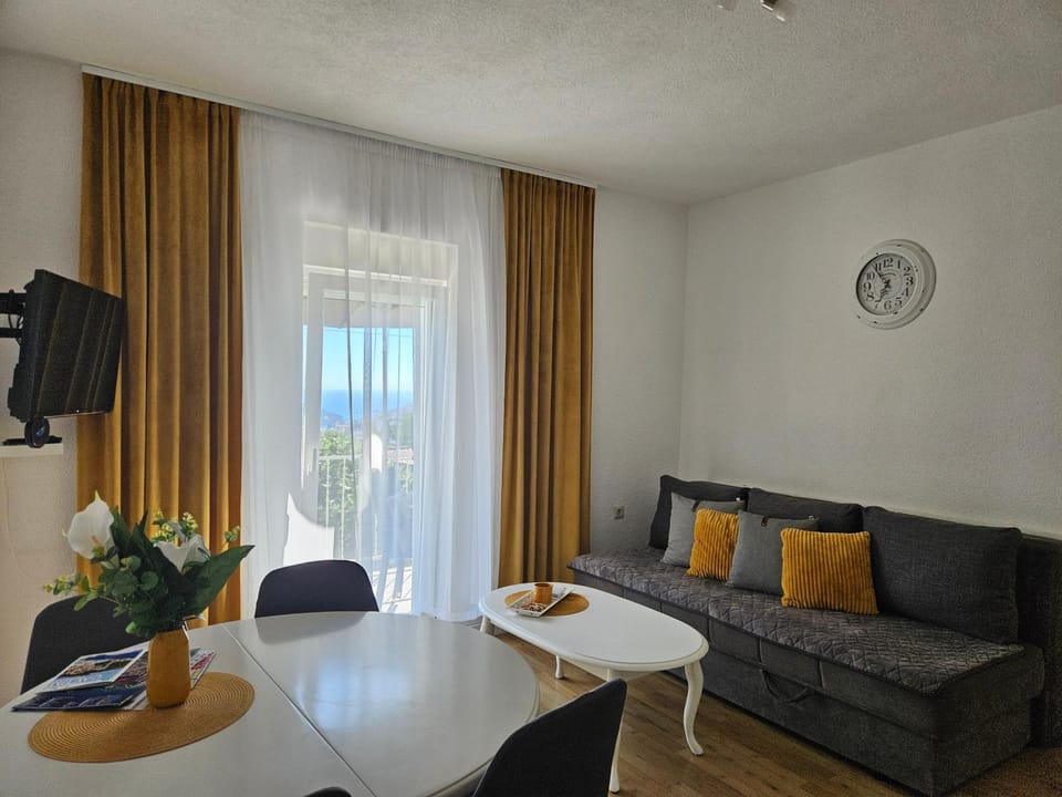 TV and multimedia, Seating area, Dining area, Bedroom