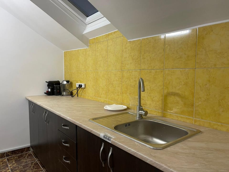 Coffee/tea facilities, Kitchen or kitchenette, Communal kitchen, kitchen